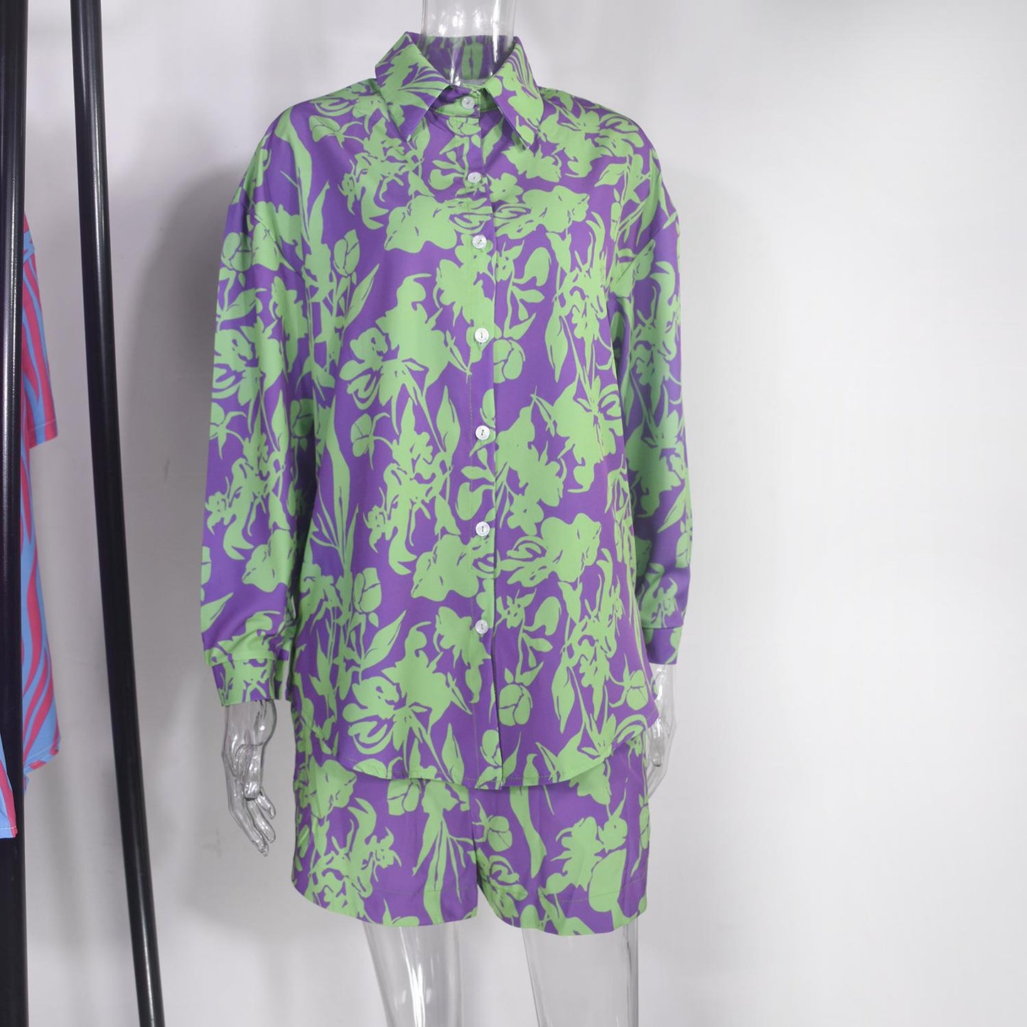 Dame afslappet skjortekjole med farverigt blomstermønster og smart krave Stiila