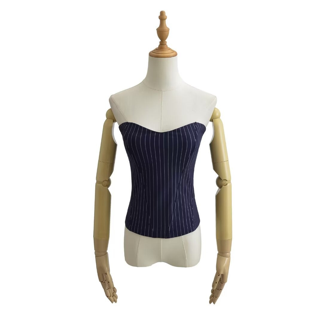 Dame cropped top med diskret stribemønster og flot V-hals Stilla