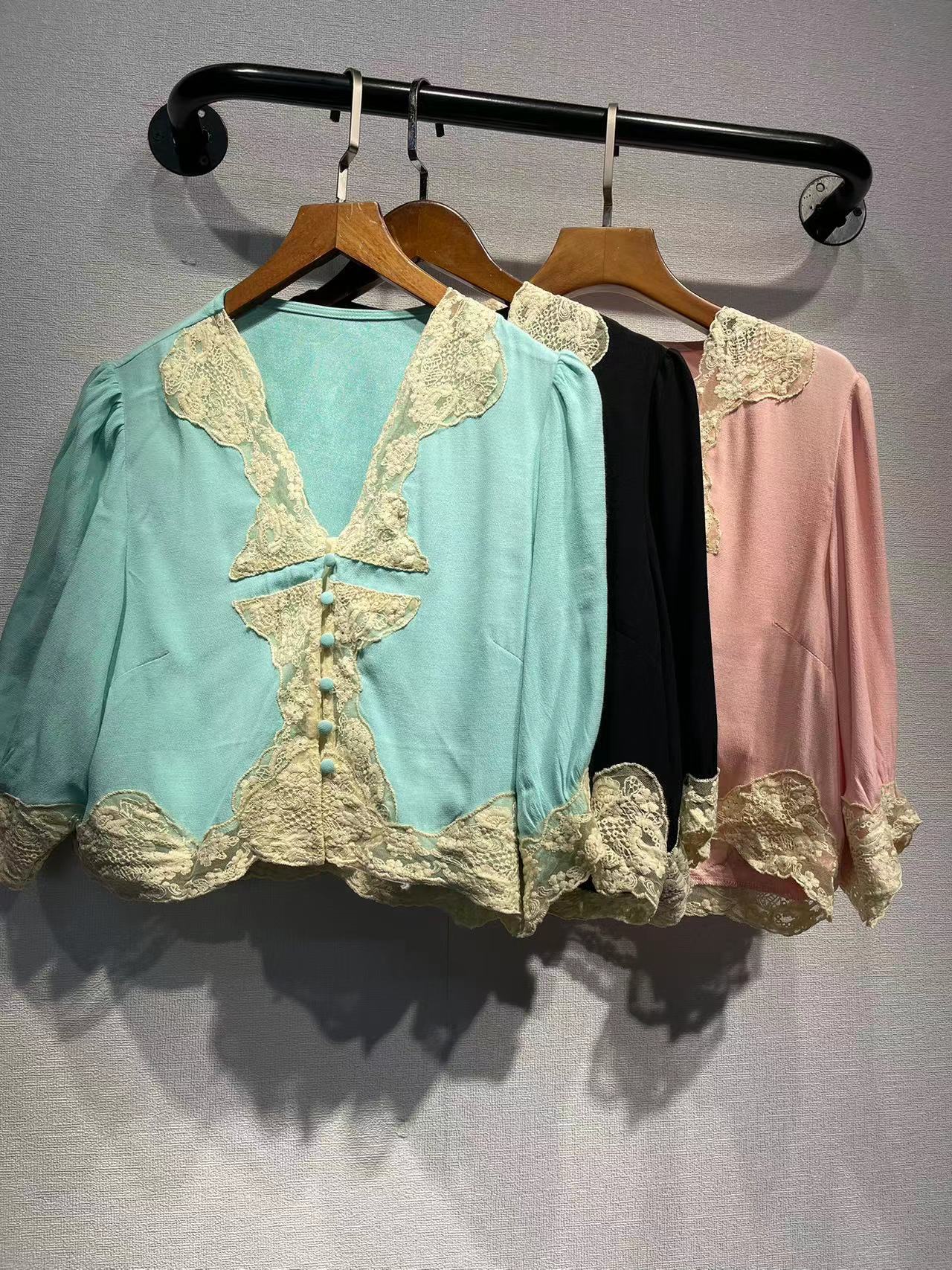 Dame elegant bluse med romantiske spidsdetaljer og draperinger Stilla