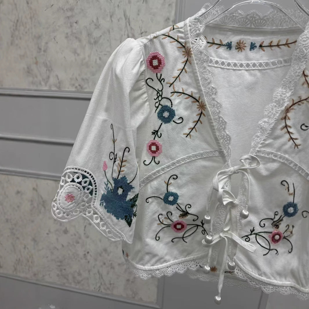 Dame Delikat broderet bluse med rynkedetaljer og snoretræk Stilla