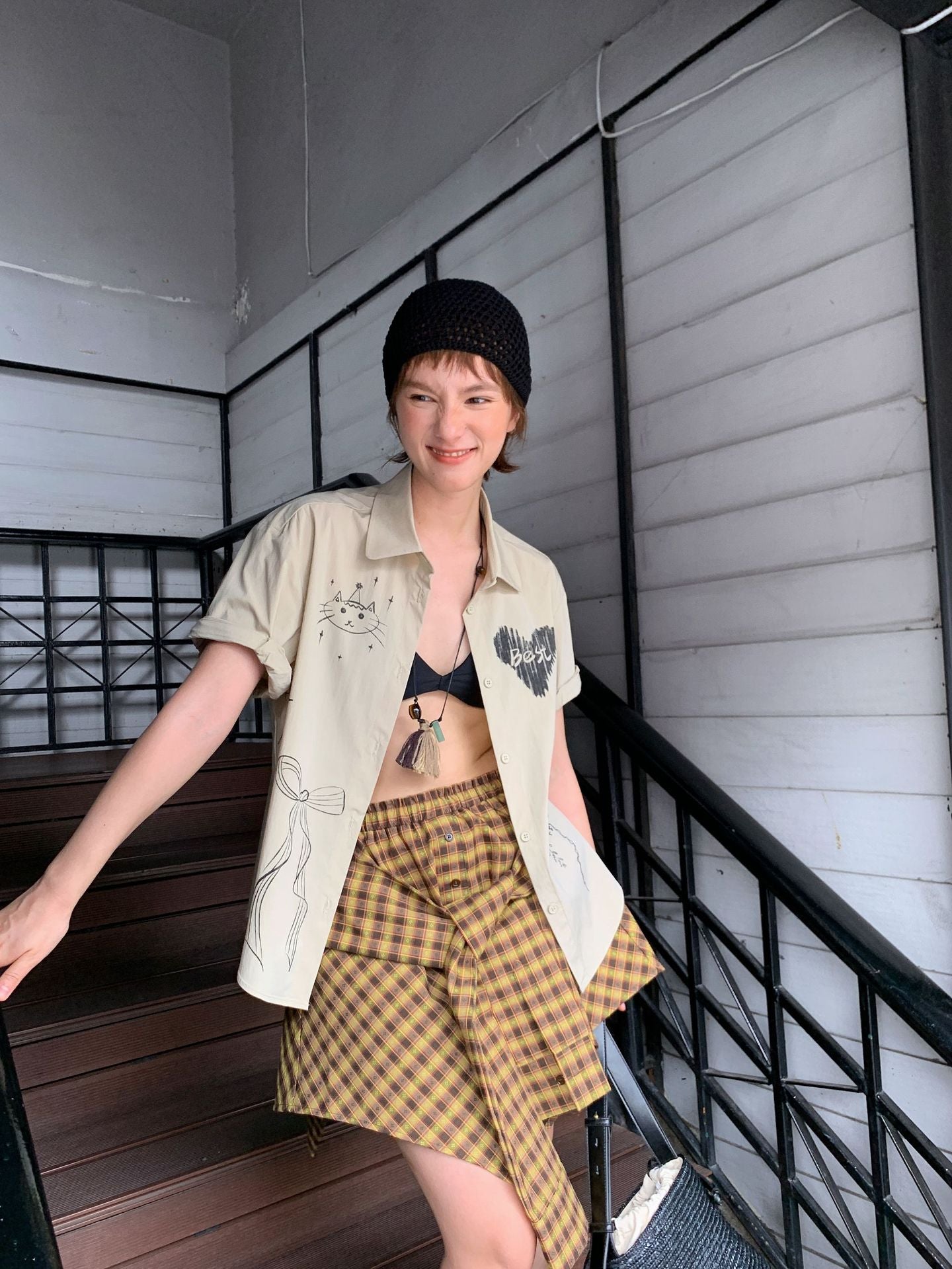 Dame afslappet skjorte med kreative mønstre og dekorative accenter Stilla