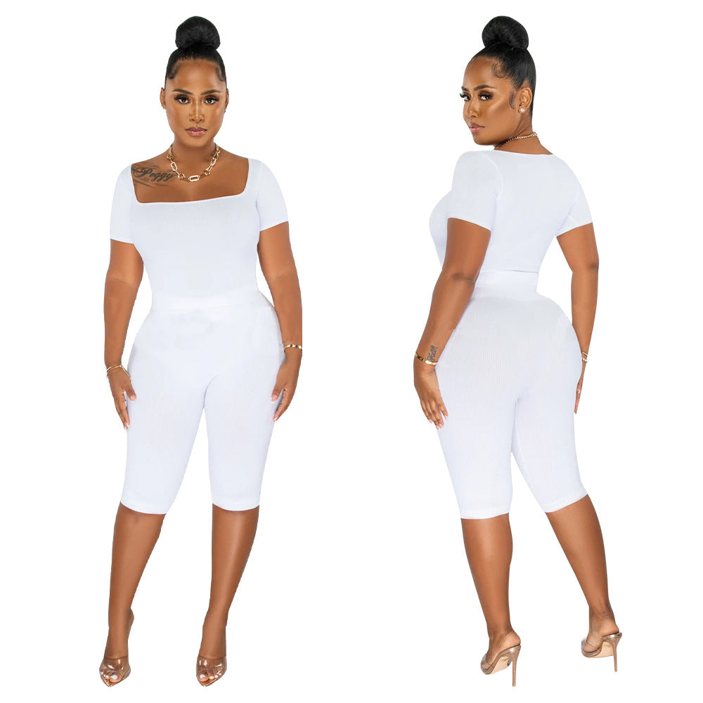 Dame figurtilpasset jumpsuit med off-shoulder design og knælang skæring Stilla