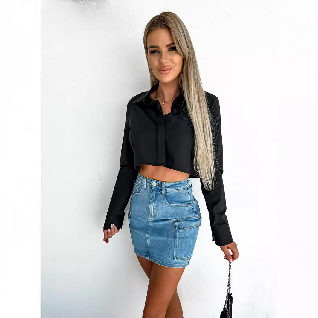 Dame cropped bluse med elegant krave og skinnende finish Stilla