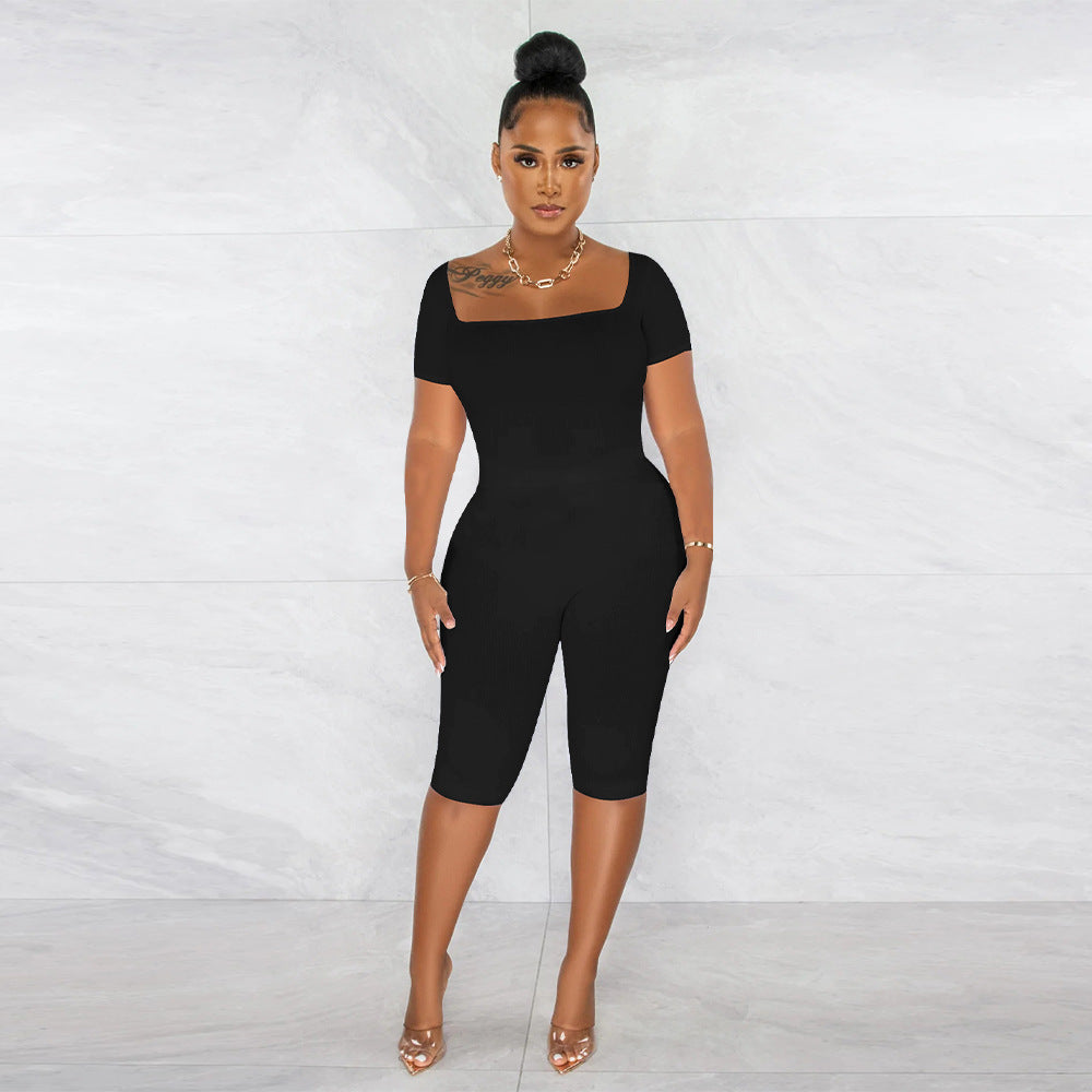 Dame figurtilpasset jumpsuit med off-shoulder design og knælang skæring Stilla