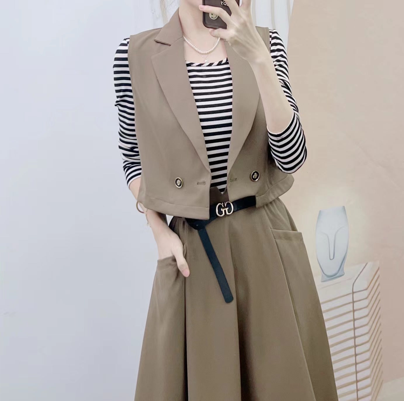 Dame Blazer-jumpsuit kombination med en smart, ubrudt nederdel og stilfulde detaljer Stilla