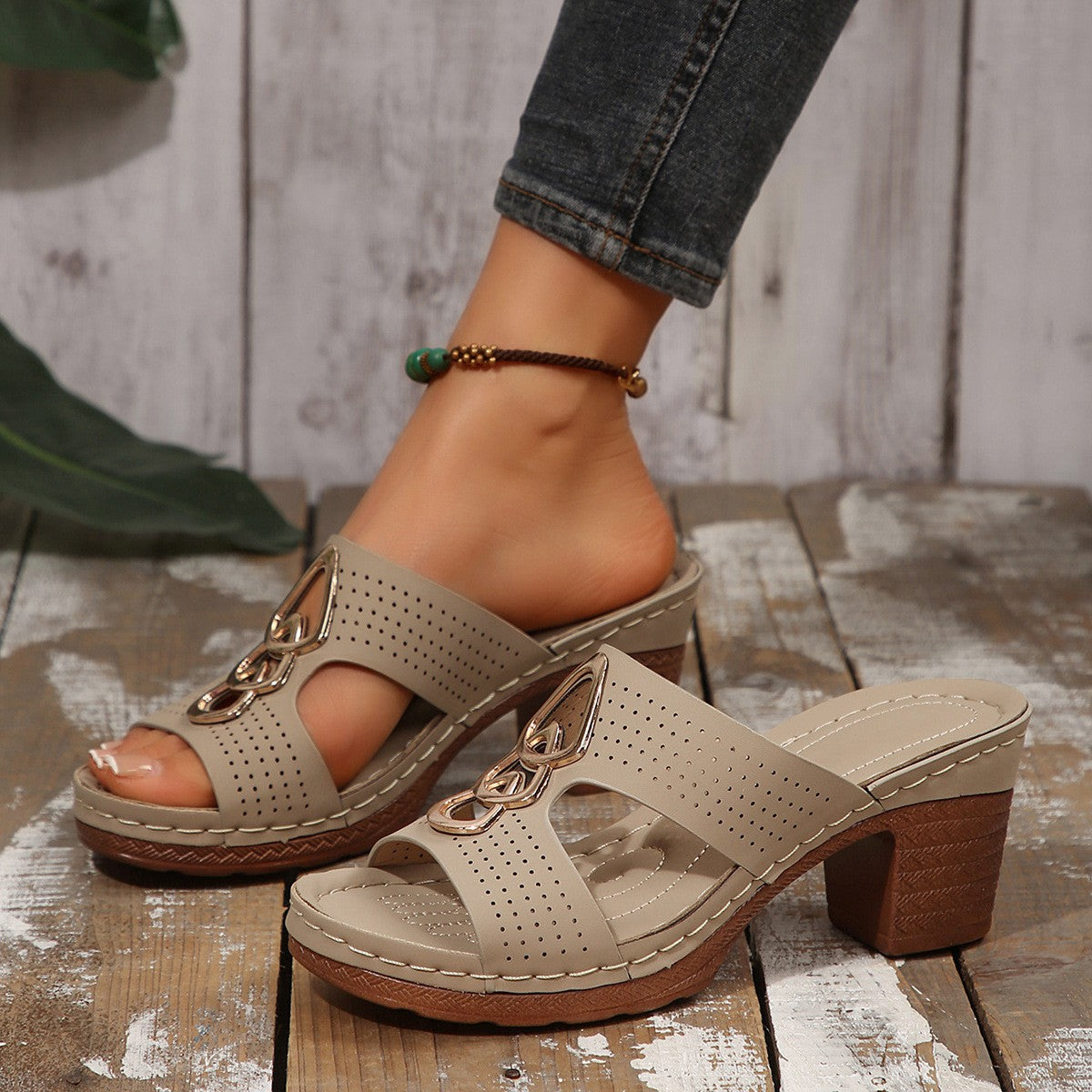 Dame Åbne Hælesandaler med moderne Perforering og elegant Smykkedetalje Stilla