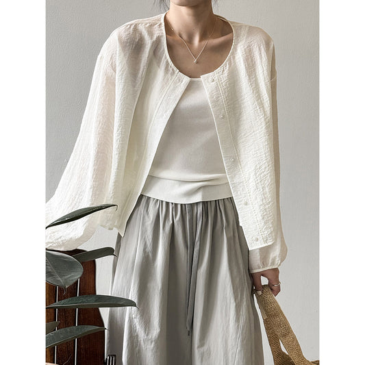 Dame afslappet bluse med knapdetaljer og let stof Stilla