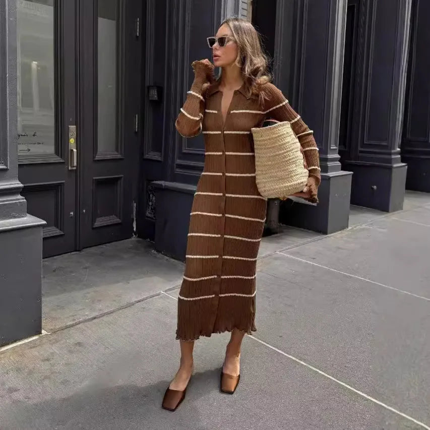 Stilla | Elegante Strikket Kjole Med Brune Striber Til Den