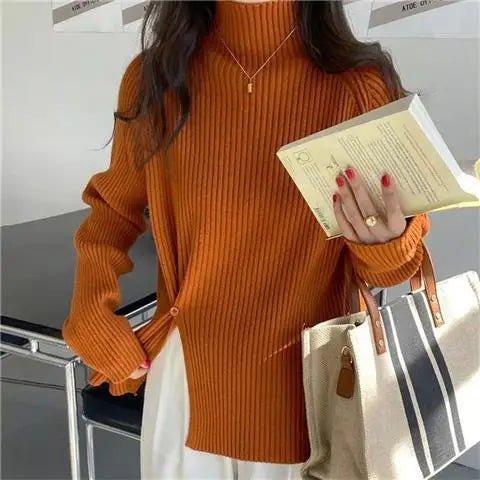 Stilla | Løs Skåret Pullover Med Rullekrave I Strik Til Damer