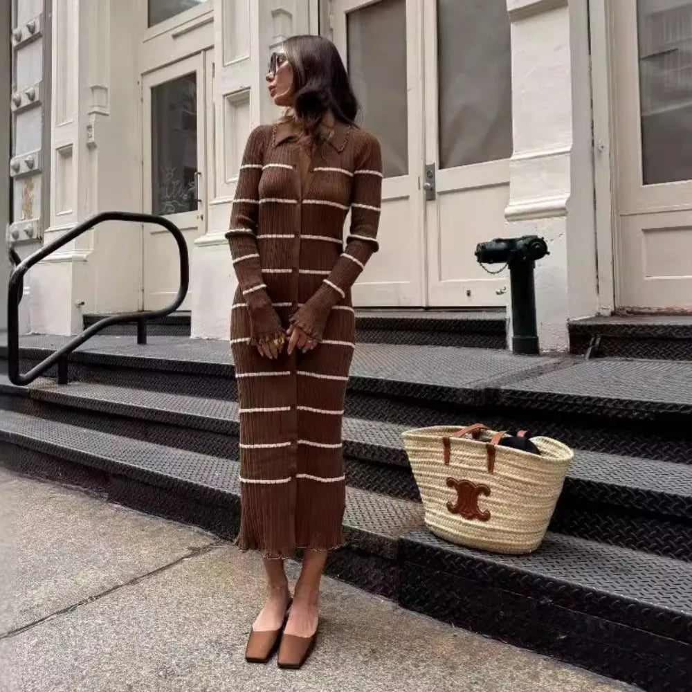 Stilla | Elegante Strikket Kjole Med Brune Striber Til Den