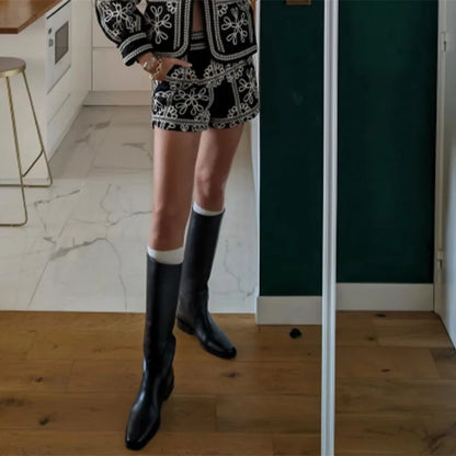 Stilla | Fabuløs Kappe Med Tryk og Elegante Korte Outfits