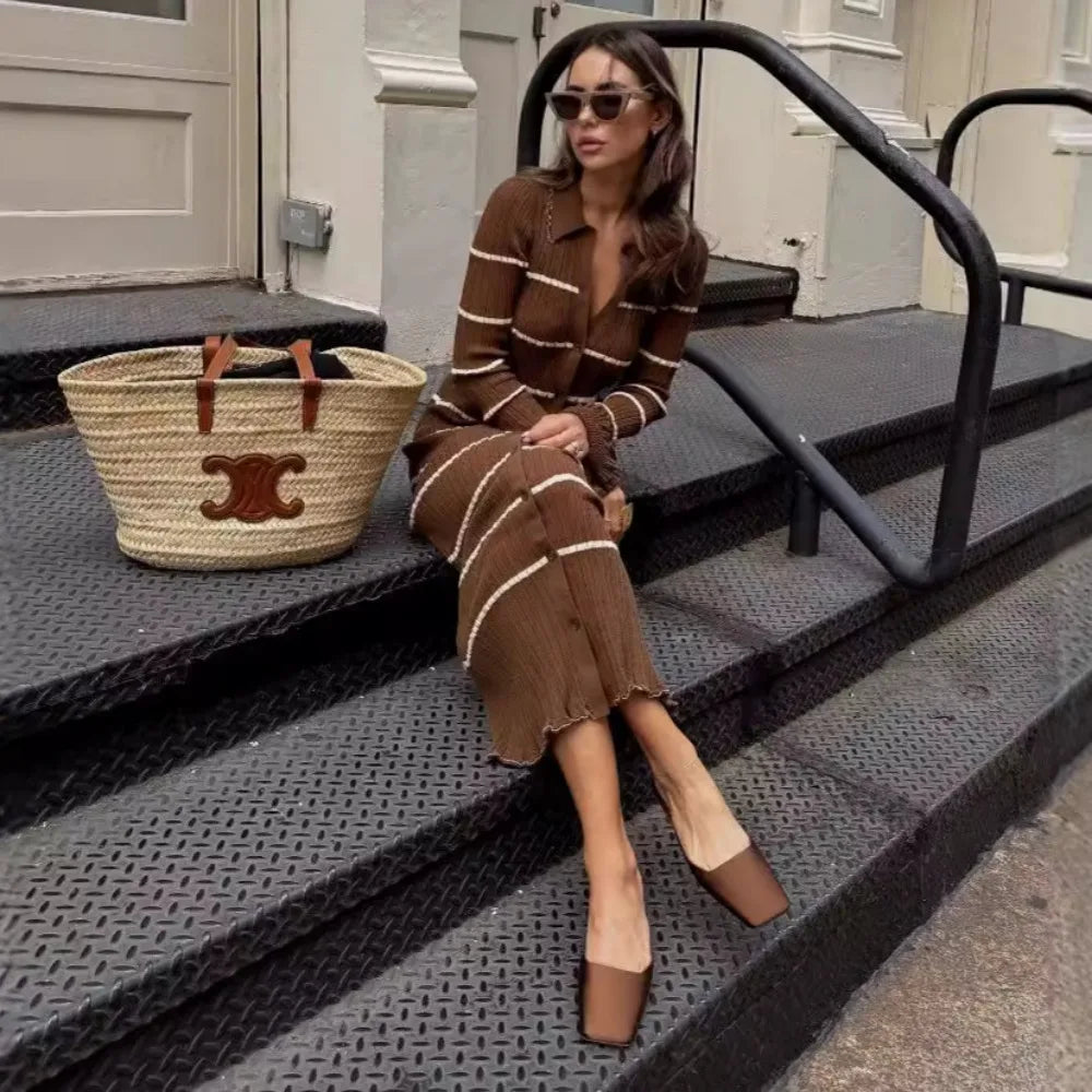 Stilla | Elegante Strikket Kjole Med Brune Striber Til Den