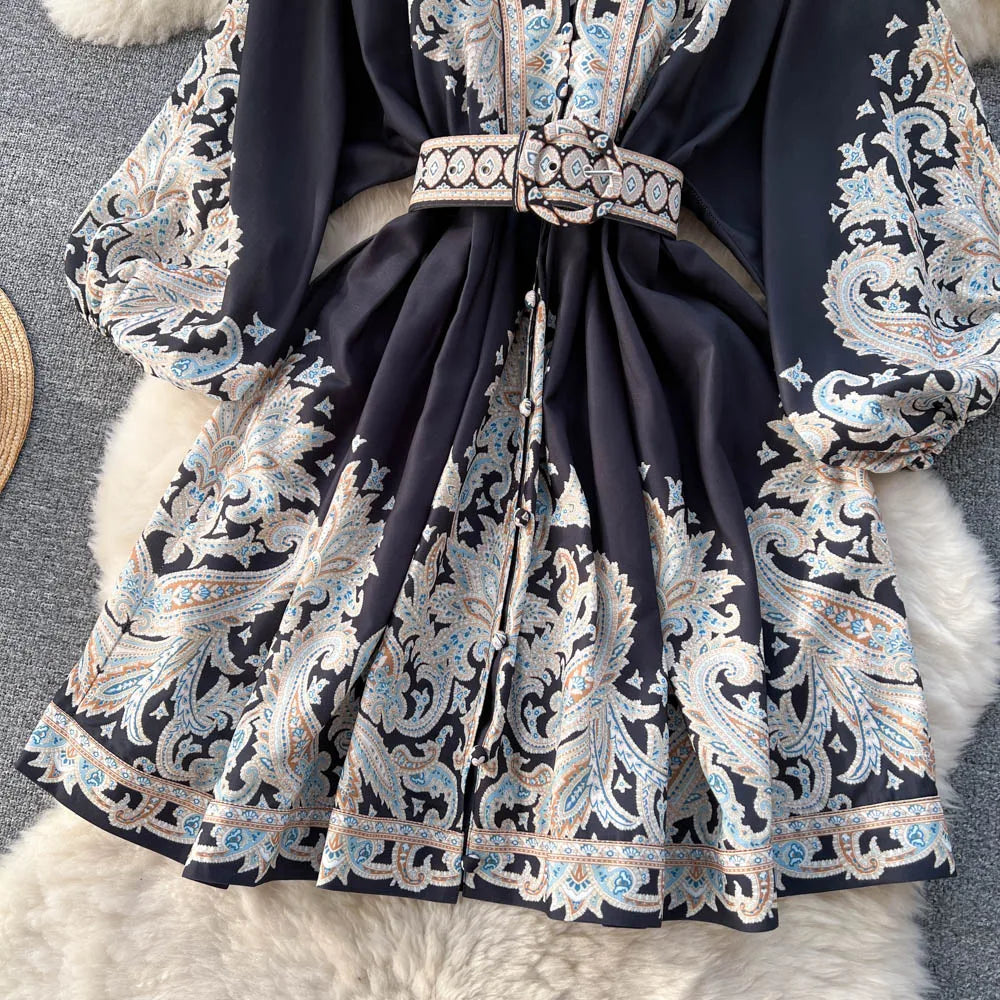 Stilla | Retro V-Udskæring Kjole Med Enkel Knapliste