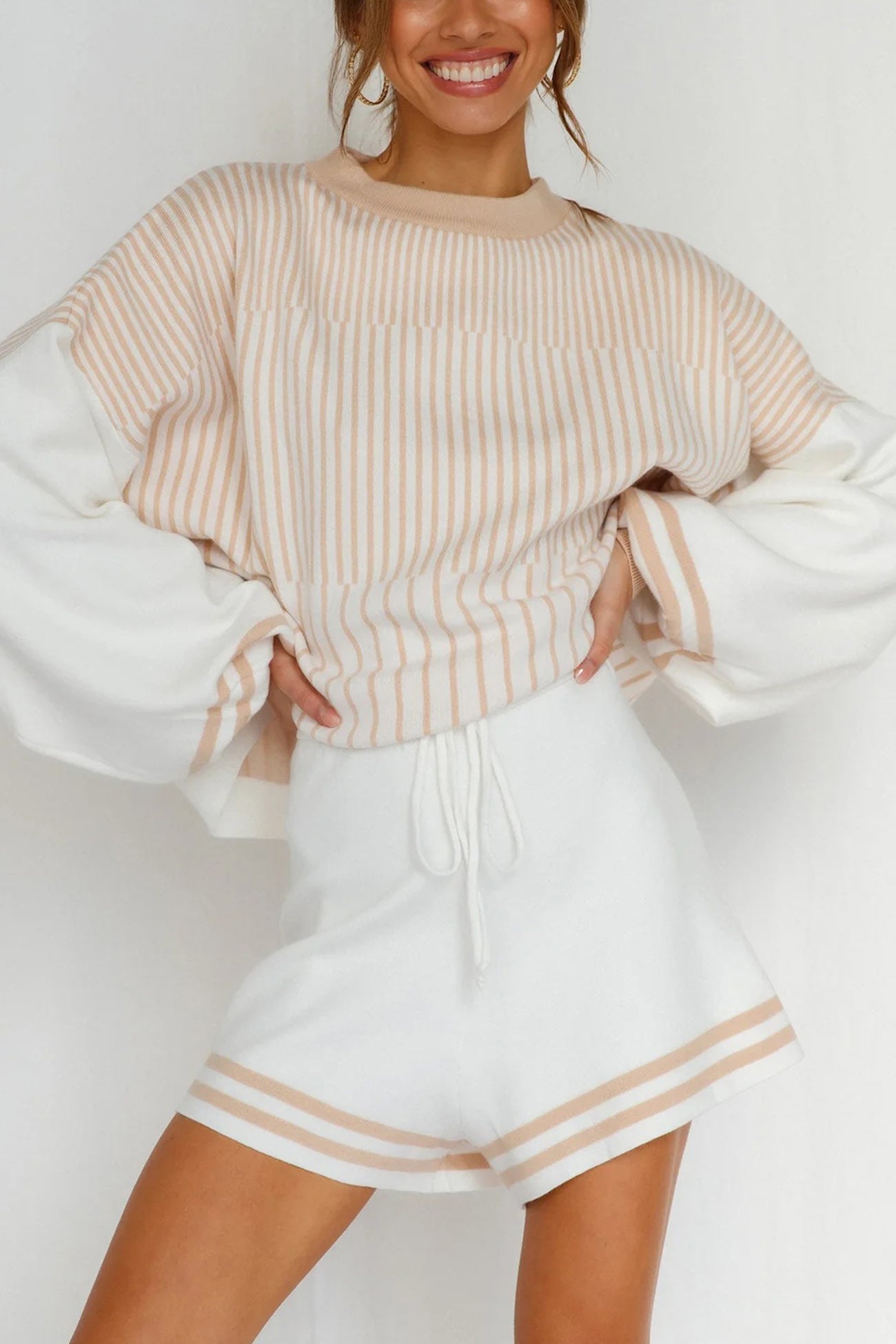 Stilla | Sæt Bestående Af Stribede Shorts Og Strikpullover