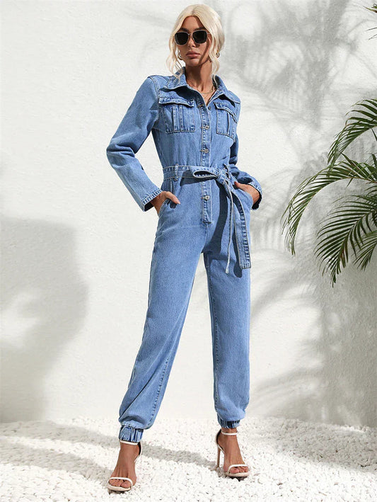 Stilla | Lækkert Denim Jumpsuit Med Bælte Og Lange Ærmer Til Damer