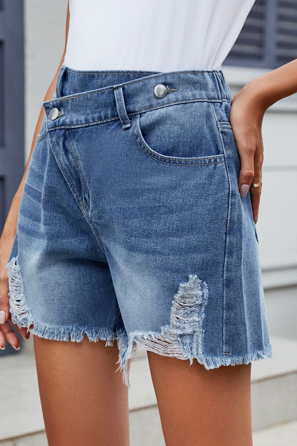 Stilla | Raw Hem Asymmetrisk Midje Denim Shorts