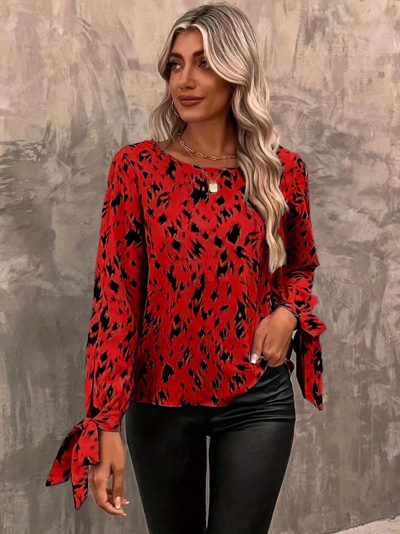 Stilla | Elegant Bluse Med Lange Ærmer Og Bundet Manchetter