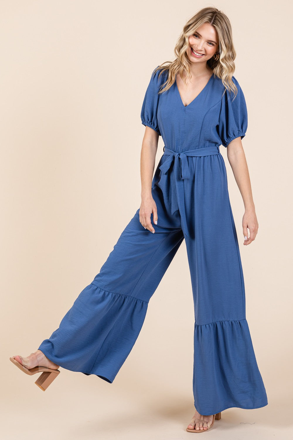 Stilla | Full Size V-hals Bælte Bred Ben Jumpsuit