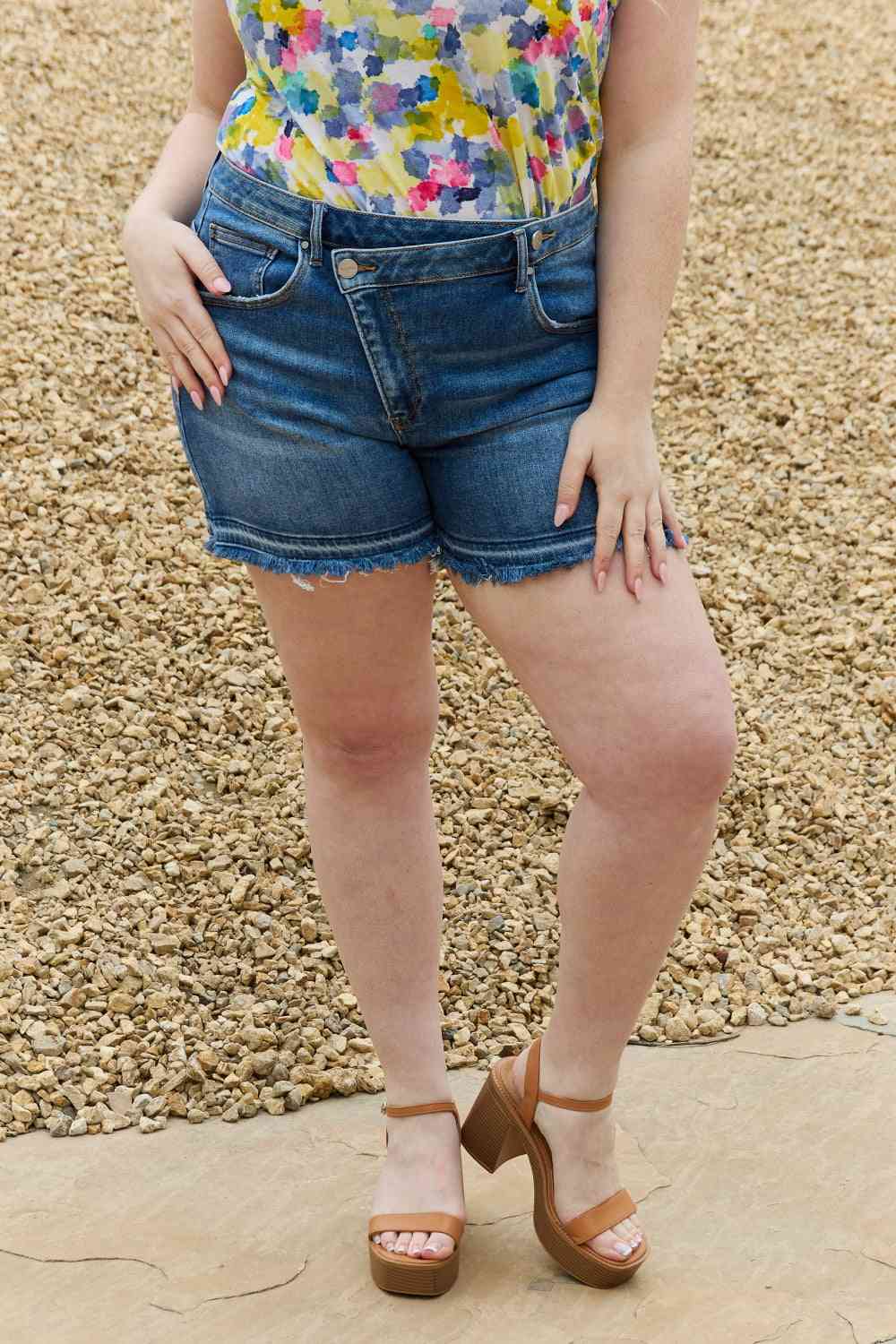 Stilla | Maya Fuld Størrelse Mellem Høj Asymmetrisk Shorts