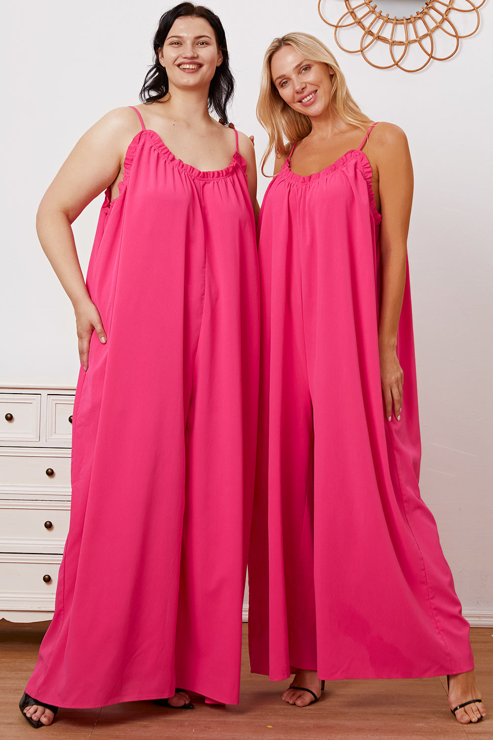 Stilla | Tag Full Size Ruffle Trim Tie Back Cami Jumpsuit Med Lommer