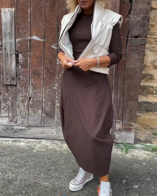 Stilla | Enkel ensfarvet elegant kjole med lange ærmer og lomme