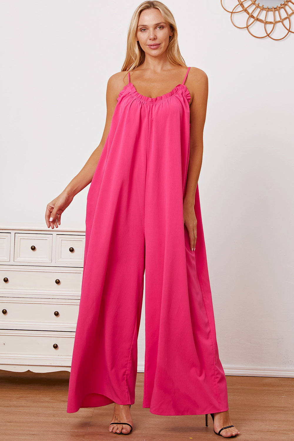Stilla | Tag Full Size Ruffle Trim Tie Back Cami Jumpsuit Med Lommer