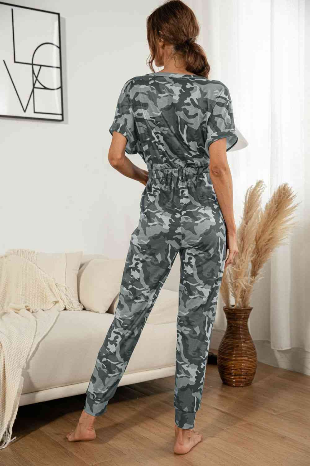 Stilla | Halsbundet Kortærmet Jumpsuit