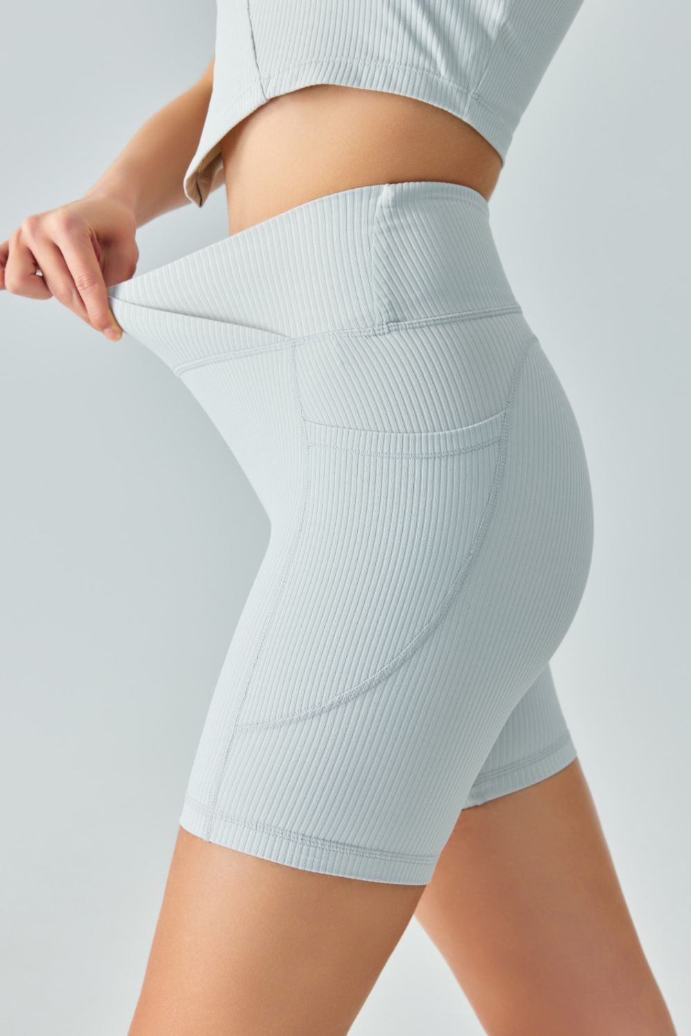 Stilla | Talje Ribbet Sports Biker Shorts med Lommer