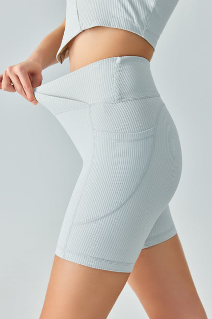 Stilla | Talje Ribbet Sports Biker Shorts med Lommer