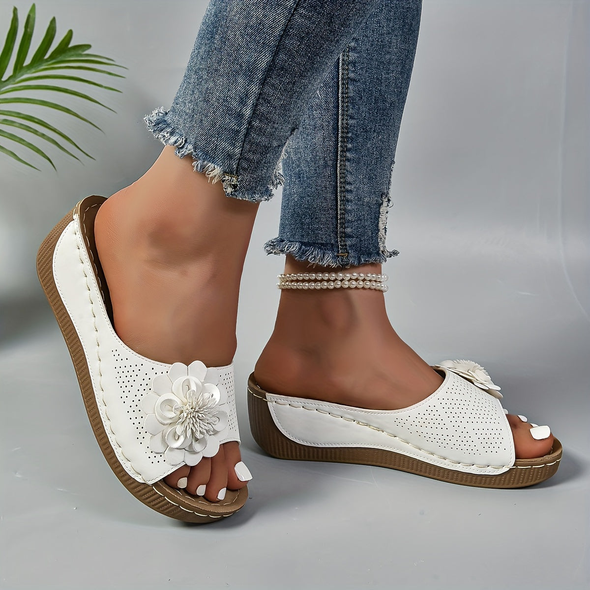 Stilla | Sandaler Med Kilehæl, Komfortable Slip on Sko Med Blomsterudsmykning