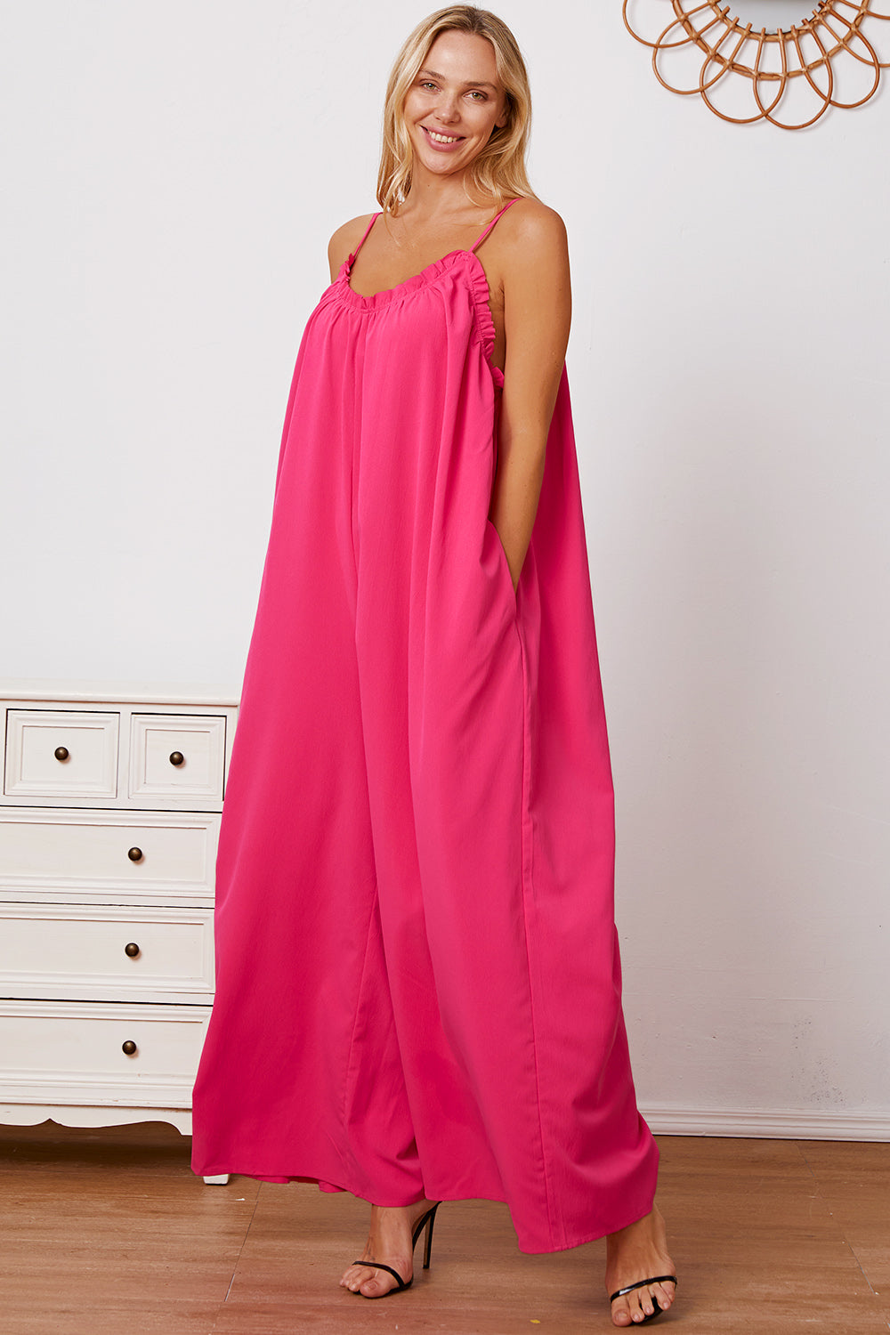 Stilla | Tag Full Size Ruffle Trim Tie Back Cami Jumpsuit Med Lommer