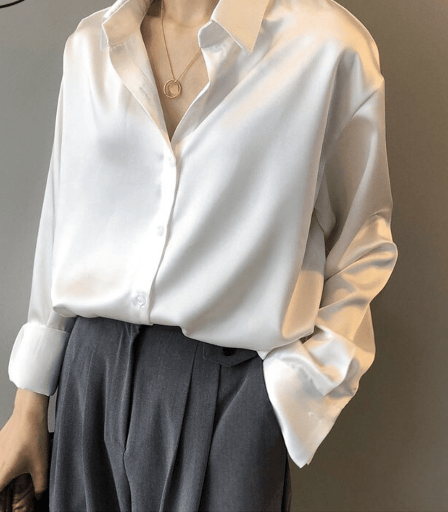 Stilla | Bluse i silkesatin med knapper