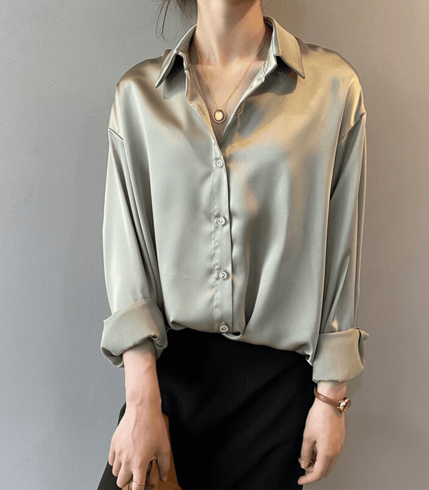 Stilla | Bluse i silkesatin med knapper
