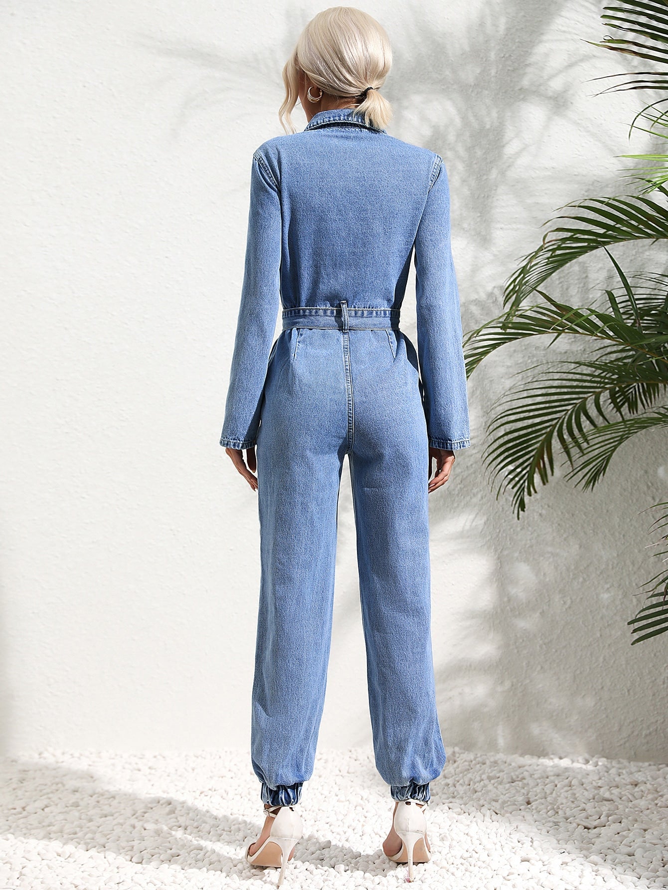 Stilla jumpsuit med klaplomme og denimbælte