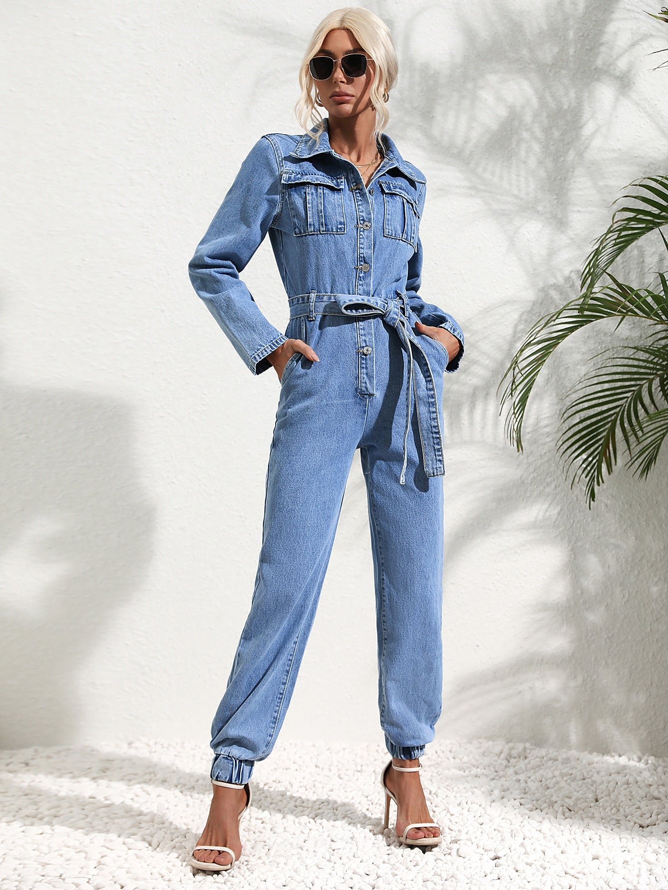 Stilla jumpsuit med klaplomme og denimbælte